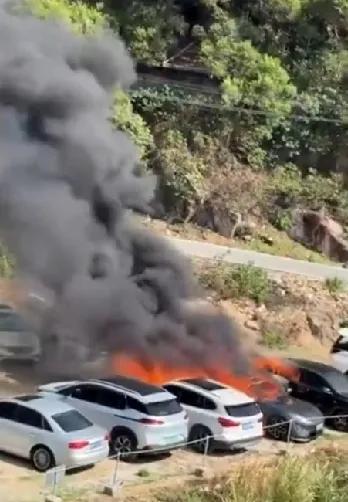 电动车起火事件真是防不胜防啊！10月5日，福建宁德三沙镇东壁村一景点停车场，一辆