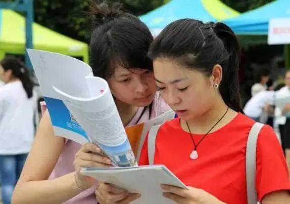 位次法选择院校要清楚这几个问题
位次包括两个方面：A、考生位次是指考生分科类高考