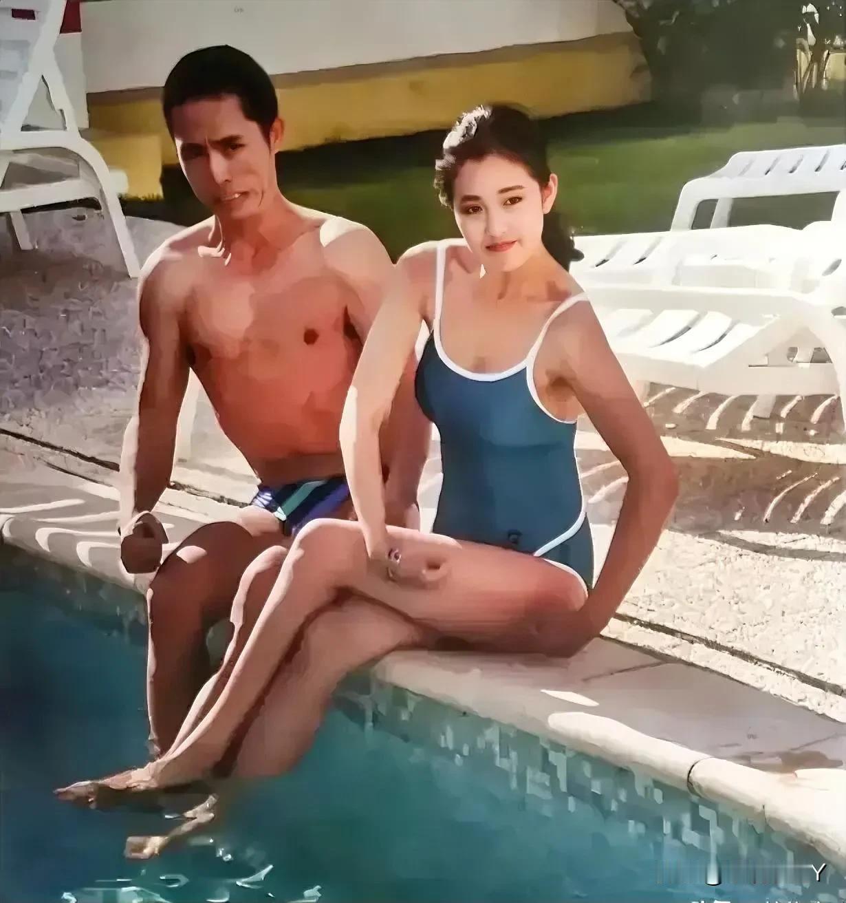 1988年，风流倜傥的张艺谋与美丽动人的巩俐在法国戛纳泳池游泳时留下的一张珍贵合