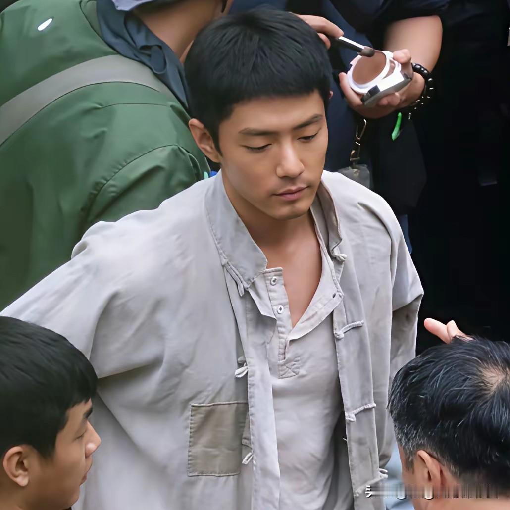 网友说肖战《得闲谨制》里的莫得闲是妆容最重的一个角色，这涂的不是一般的黑粉，涂完