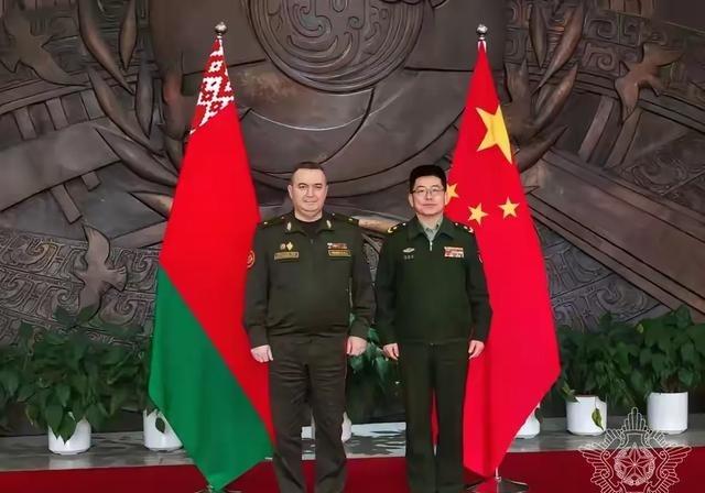 俄军的作业服正式名称为“2014式勤务服”，也被称为“四季全套军服”。我军的作业