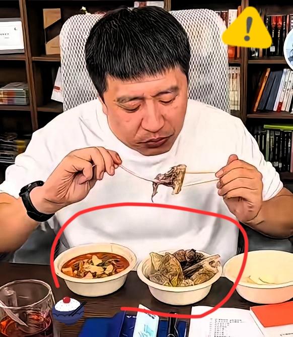 两个菜，一荤一素搭配，看起来味道很好、旁边还有一杯饮料。嘴唇都黑紫了，还全都是塑