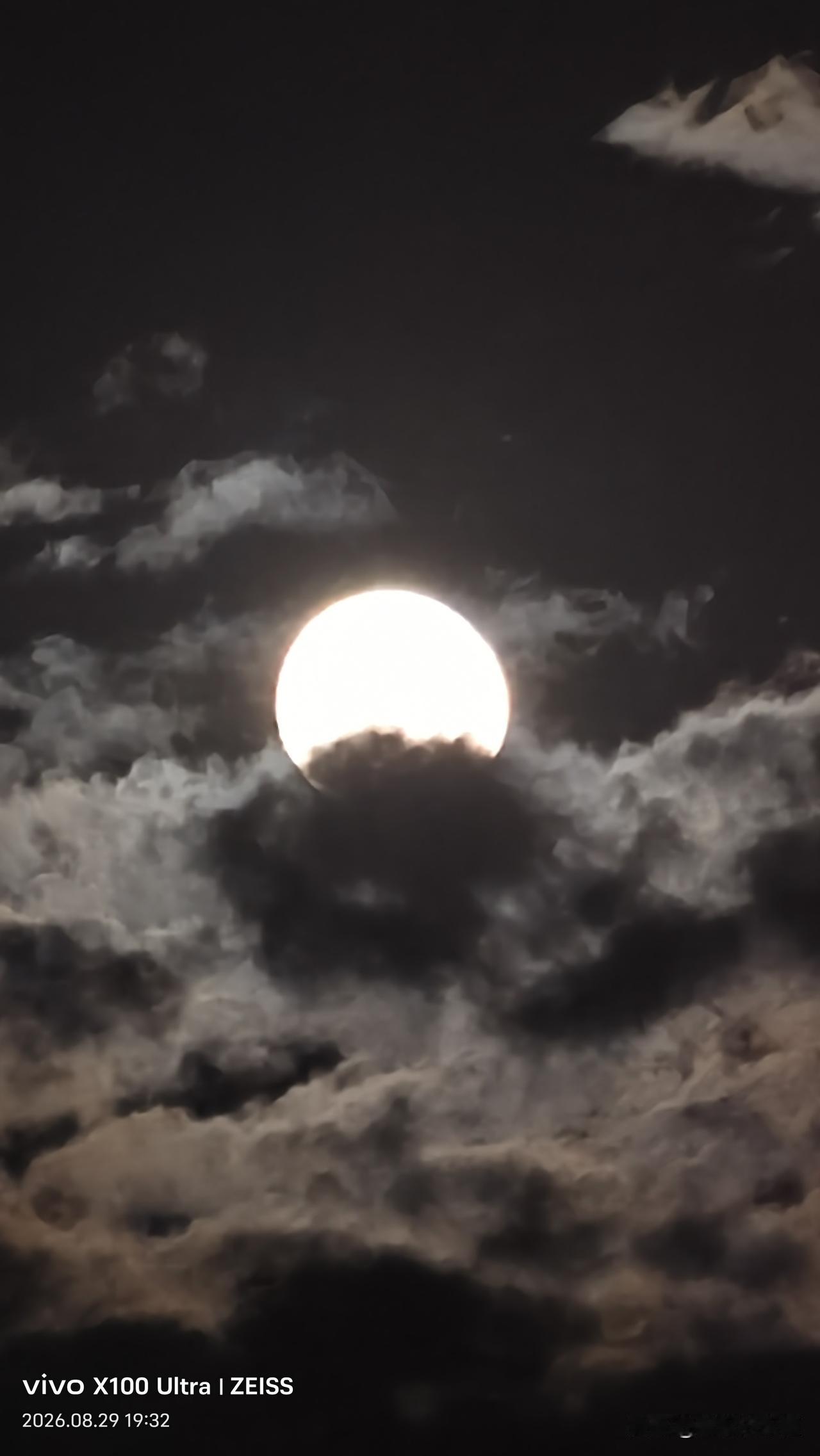 🌕今夜江边漫步，抬头间，望见天上一轮皓月，洁白无瑕，如碧如玉，好似一颗璀璨的夜