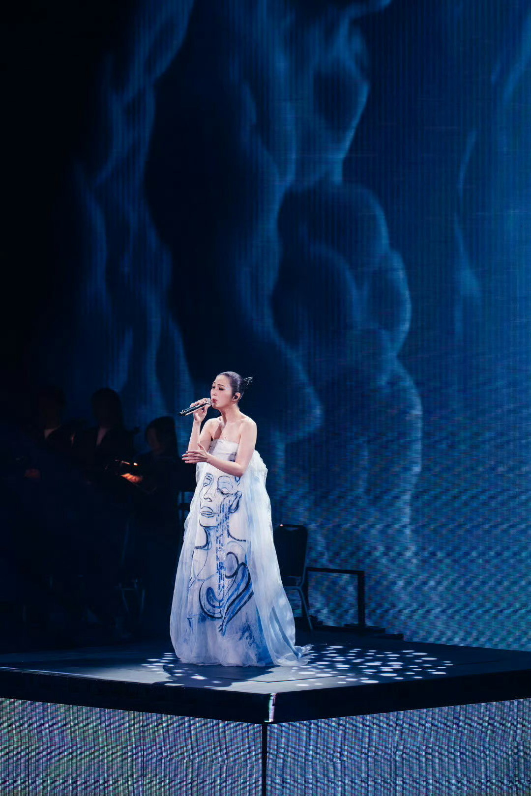 杨千嬅直播有问必多答杨千嬅直播超大方，聊新歌《不知从何说起》创作感悟。还透露多首