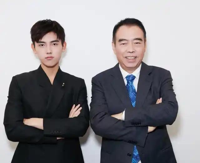 陈飞宇一句话，把国庆档引爆了。
 
“别人都说我靠爹”，《神探之痕迹》里这句台词