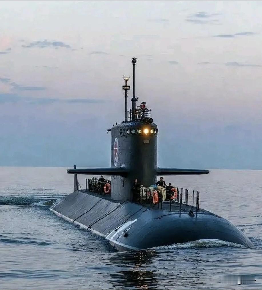 大西洋剑拔弩张！俄核潜艇驰援油轮，硬刚美军拦截，北约战机紧急升空
 
《华尔街日