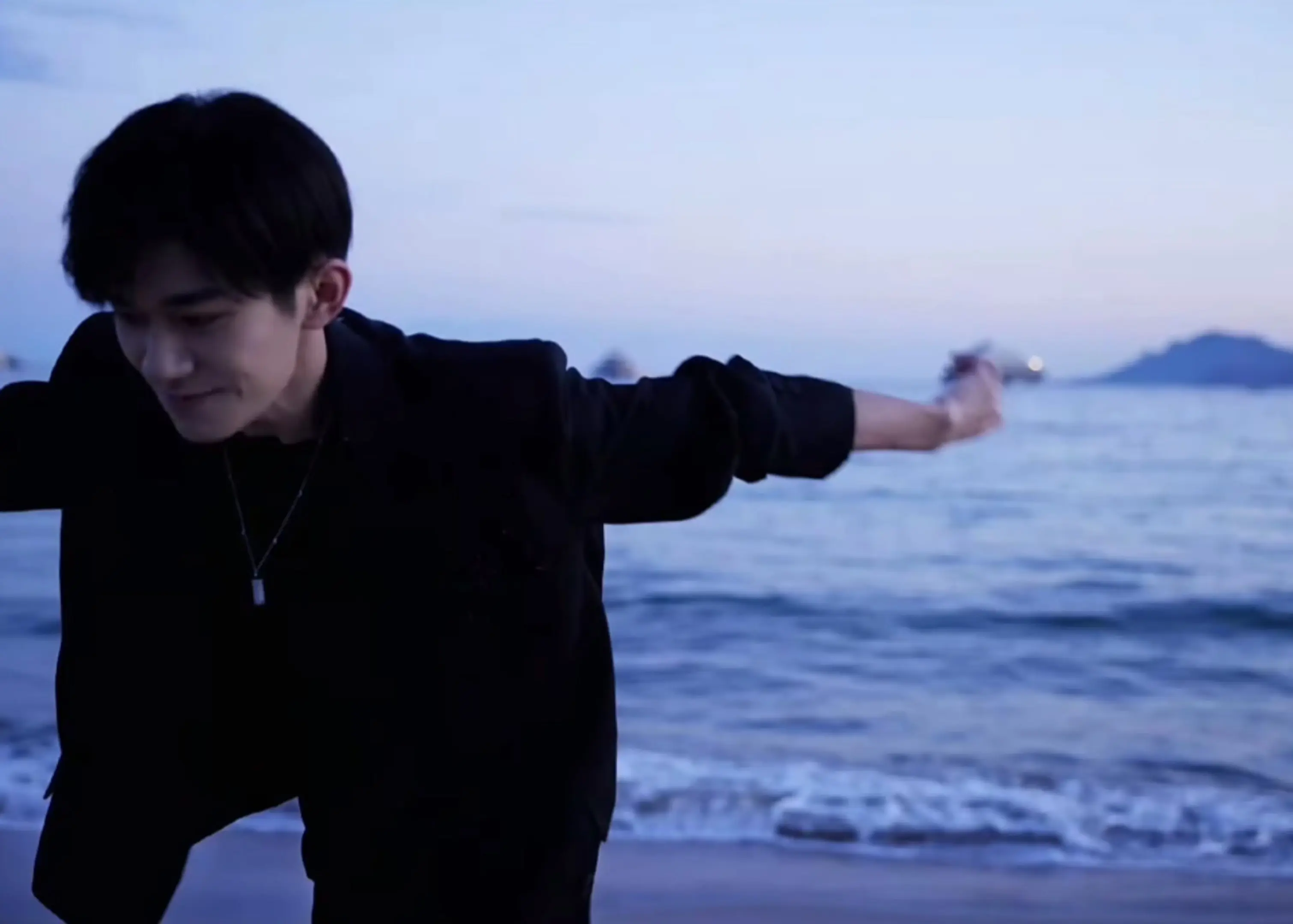 易烊千玺 海边少年氛围感 易烊千玺海阔天空