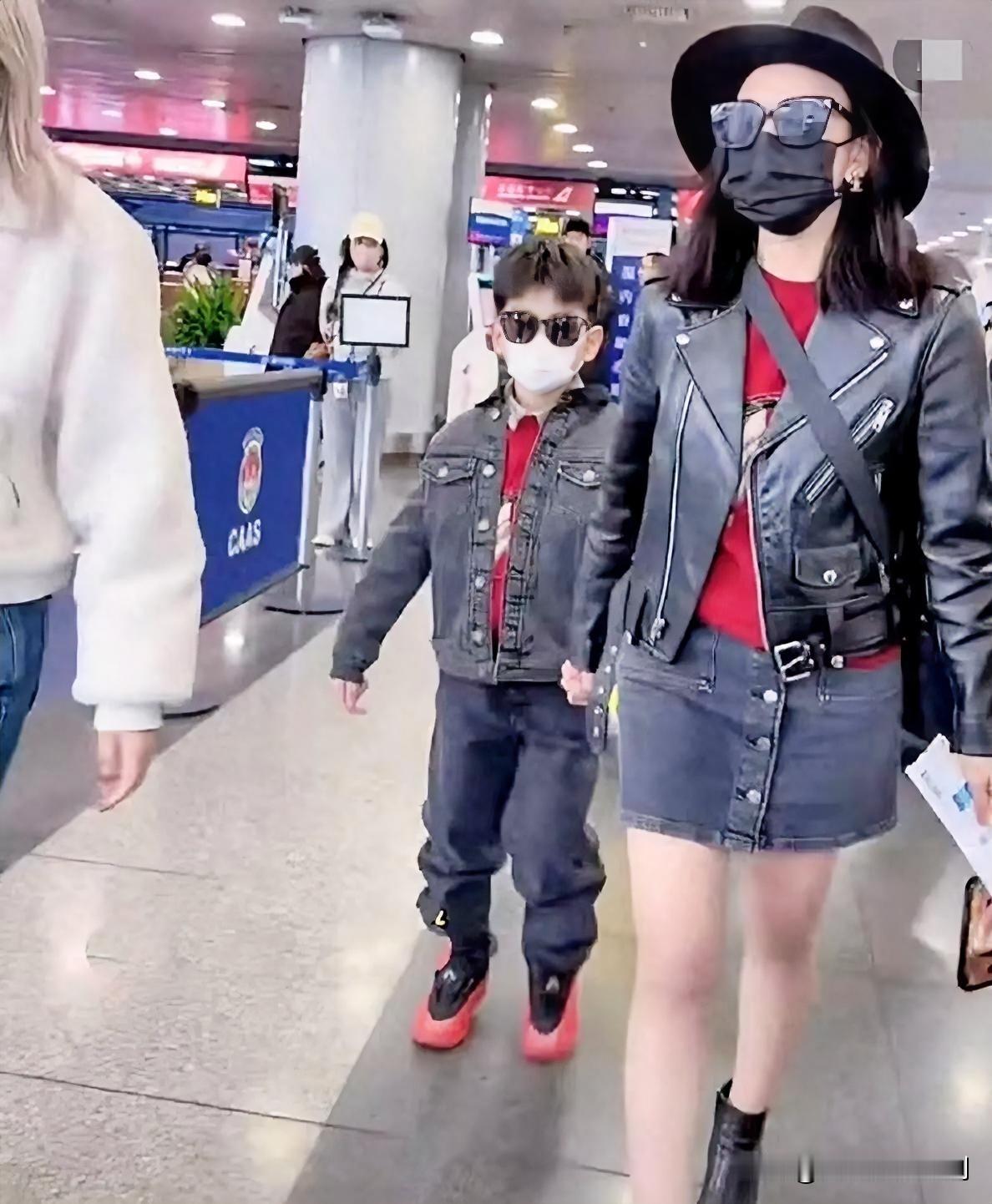 陈妍希带儿子星星回京，温馨亲子装引关注。12月20日，母子俩从海口飞抵北京，当天