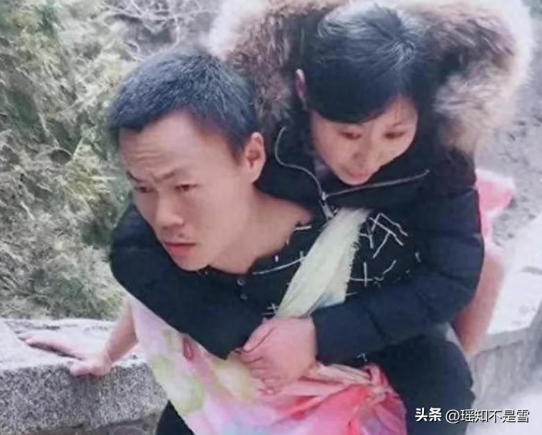 女子半夜跳墙私奔，摔成瘫痪，10年后，小伙背着她爬上泰山
 
2008年，山东2