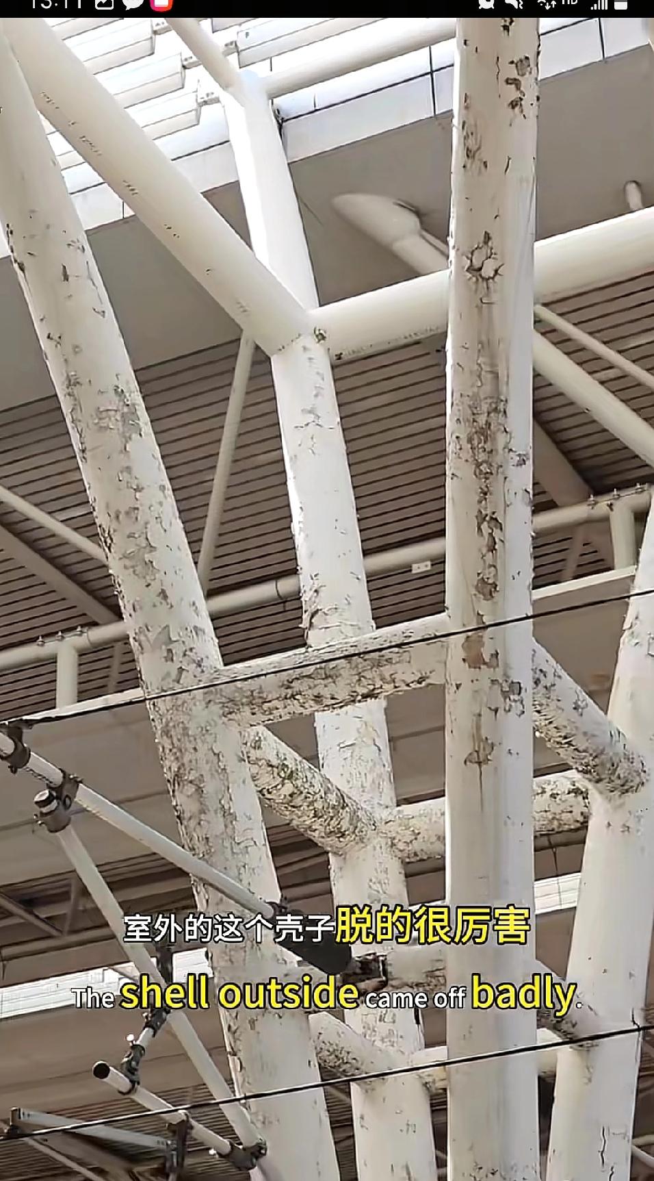 有人拍到上海虹桥火车站雨棚支撑柱表面大面积生锈脱落，觉得是质量问题，其实仔细想想