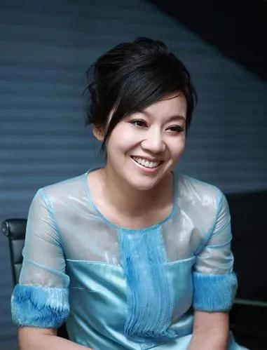 闫妮，中国内地著名的女演员，以其才华横溢和美貌惊艳著称。她出道多年来，坚持用心灵