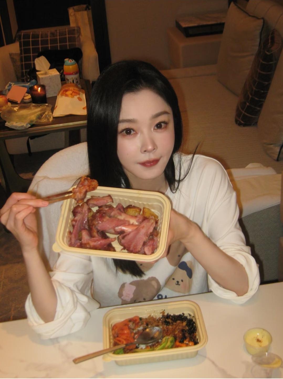 宋轶，这是吃的啥肉啊，好像有点欠把火。