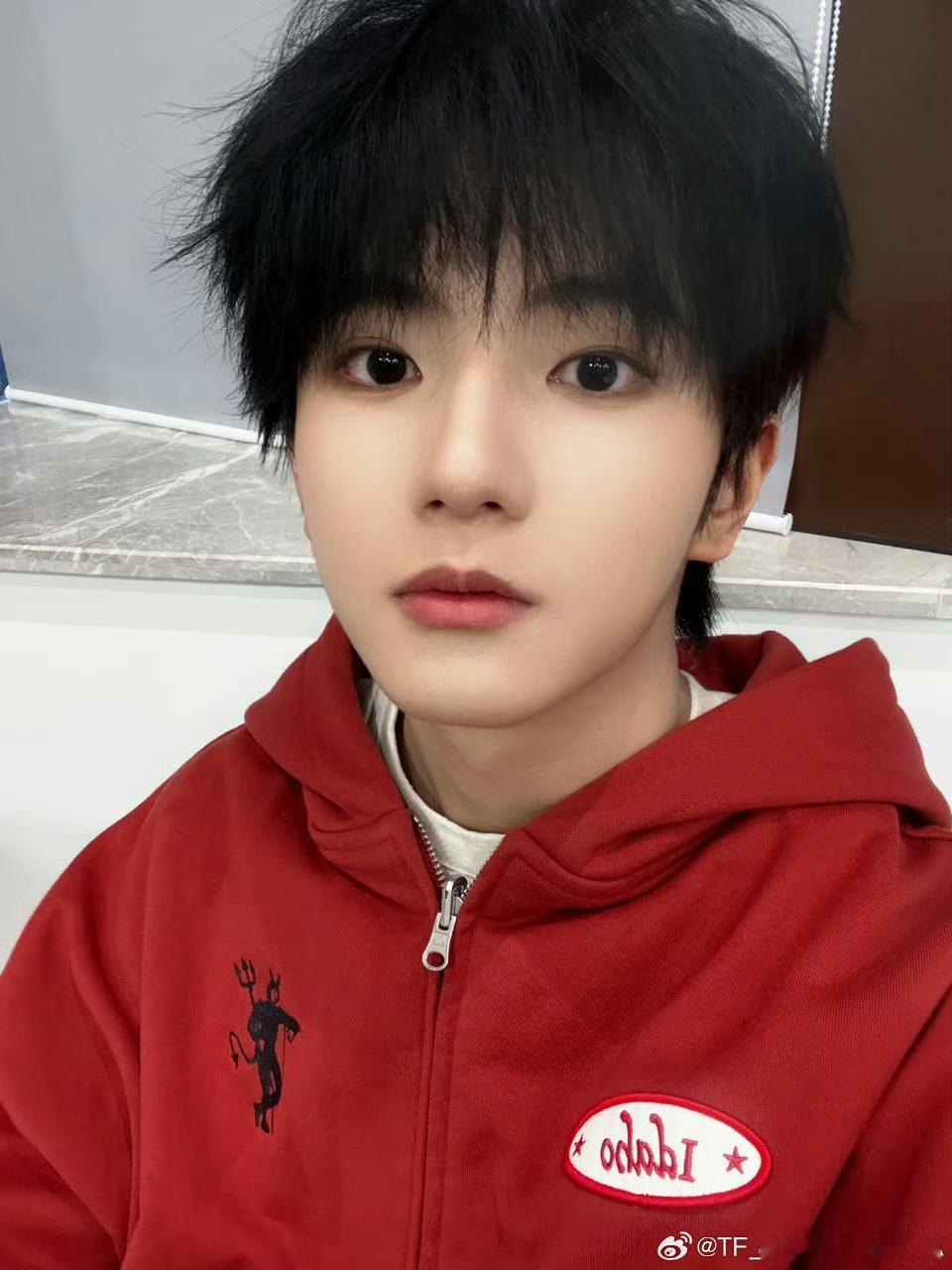 穆祉丞高会这个馒头最爱的拍照姿势正脸馒头软软糯糯香香甜甜一口一个！ 