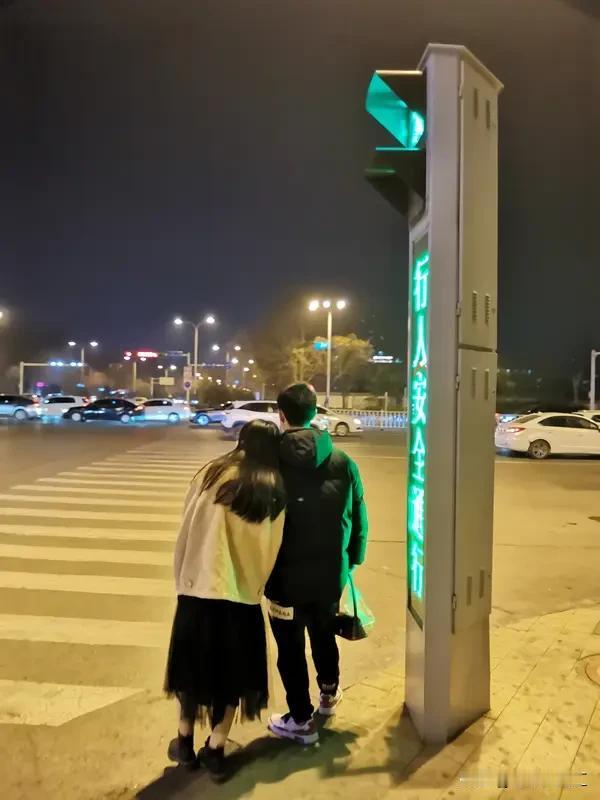 在两性关系里，安全感不是时刻的查岗和紧密的控制。很多人觉得靠近就是安全，实则不然