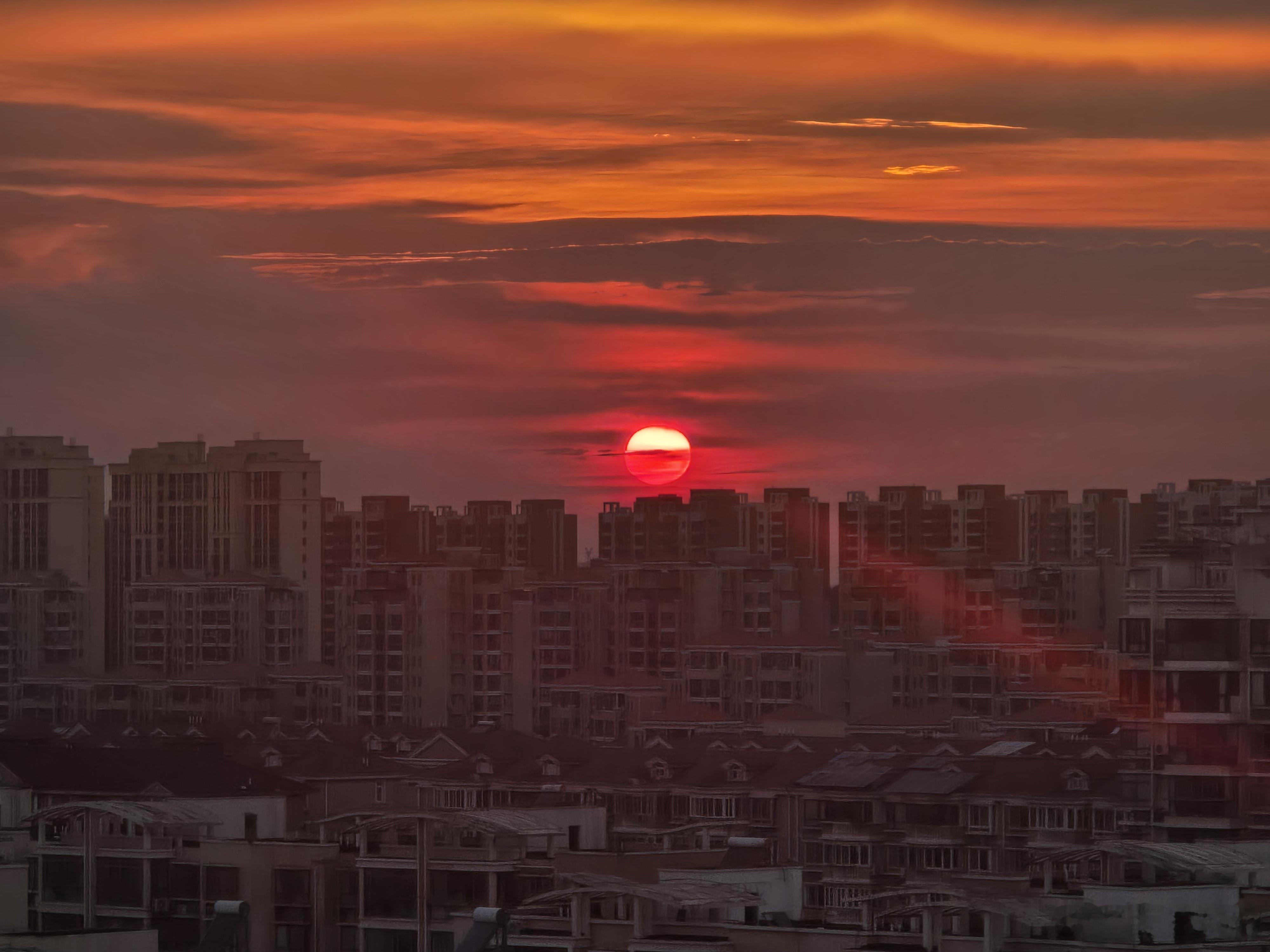 今年出门比较少，可家里的夕阳也一如往常。 