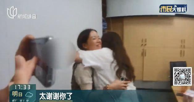 “有钱就是任性！”13日报道，上海一女子在高铁站上厕所时，突然发现厕所隔间的挂钩