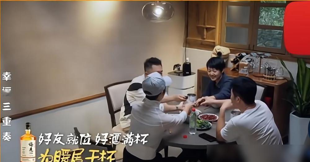 吴京和于谦的饭局，把中年男人的底裤都扒光了。俩大佬猫在小饭馆里，桌上是花生毛肚二