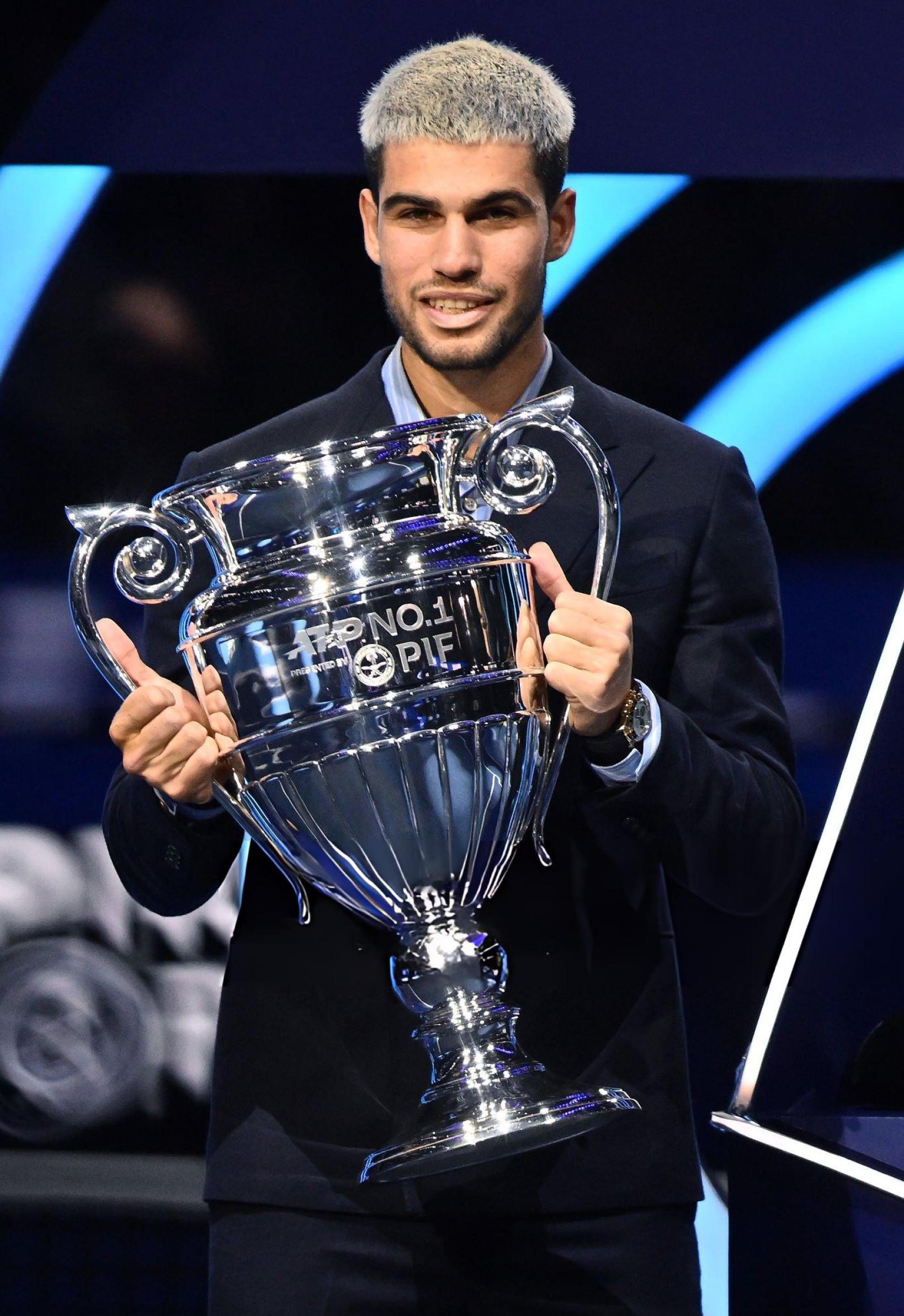 【🏆捧杯15图】2025ATP年终世界第一——阿尔卡拉斯。