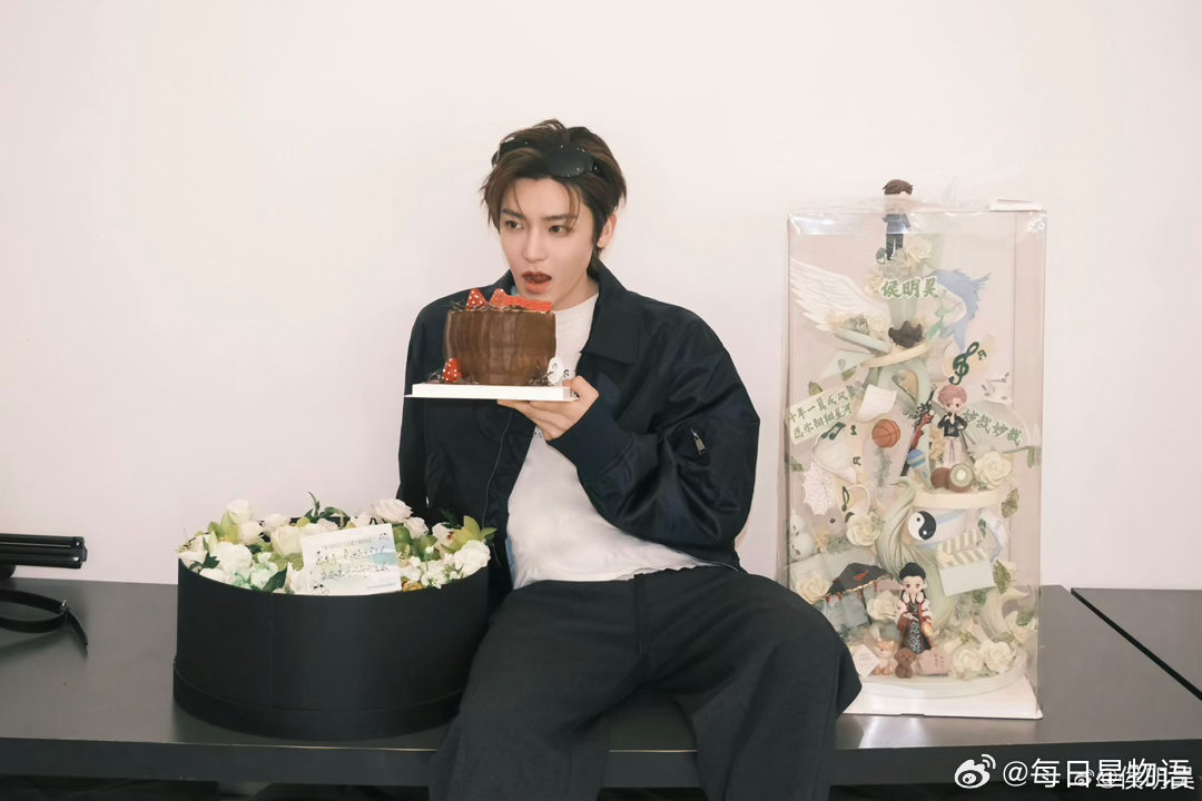 侯明昊巡演官宣节奏 巡演！要来了吗！颜值能打就算了，唱功也这么顶？全开麦六首连唱