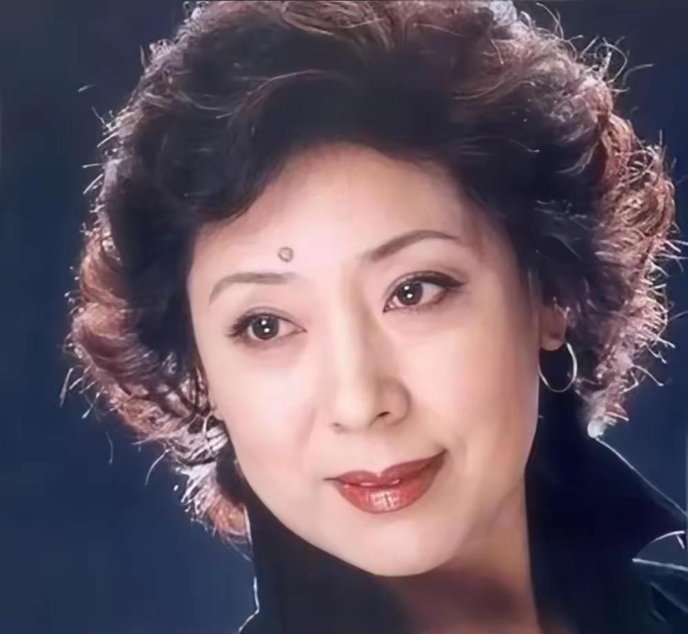 1990年，歌唱家关牧村因丈夫的长期家暴，毅然提出离婚，丈夫强硬地表示离婚可以，