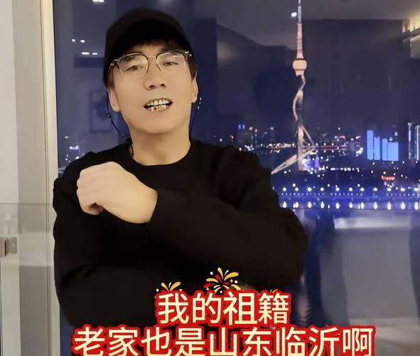 在2026山东春晚录制现场，演员范明自曝祖籍山东临沂，他出生江苏徐州、现居南京，