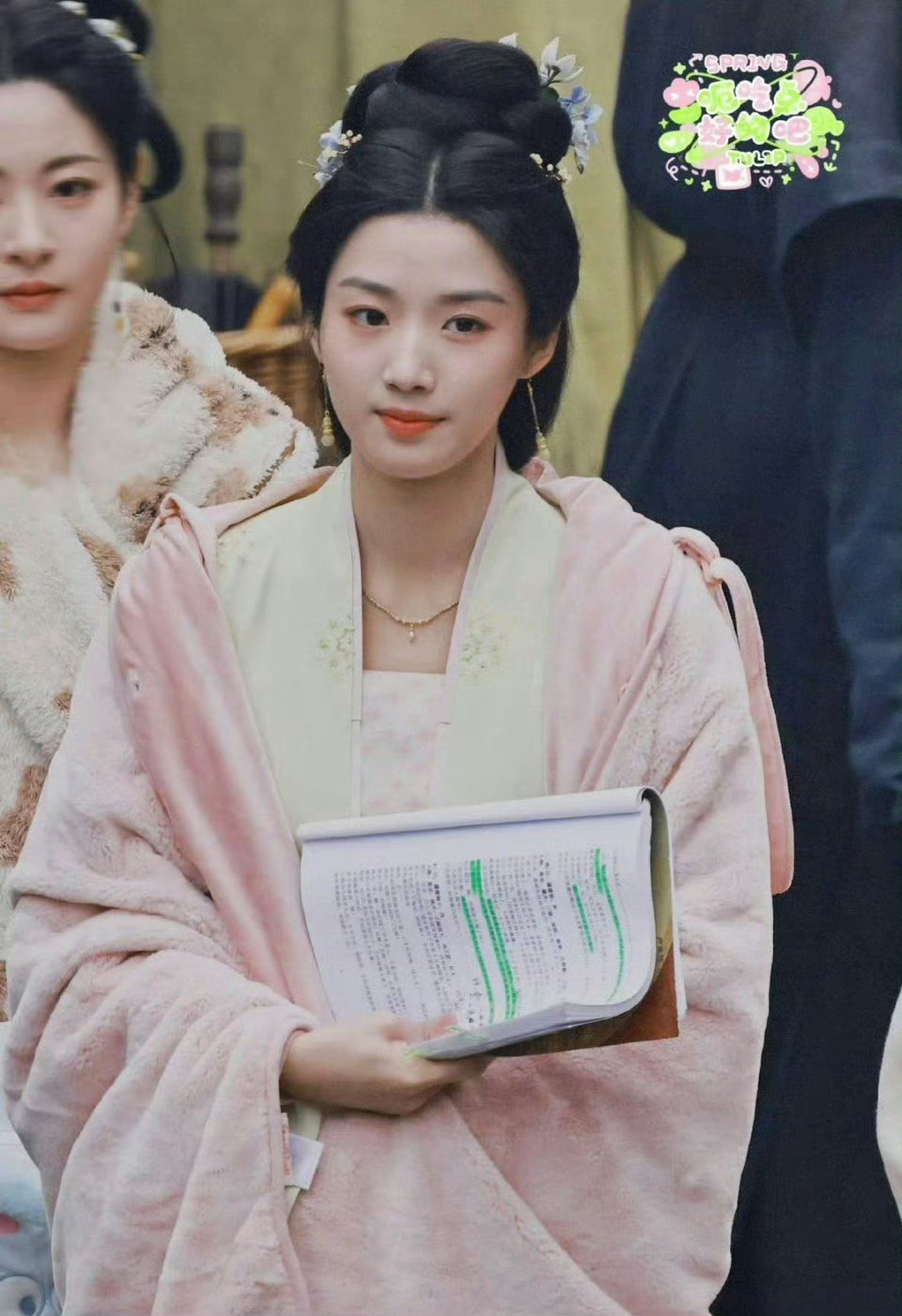 卢昱晓五福临门新造型，感觉有点种田文的感觉 ​​​