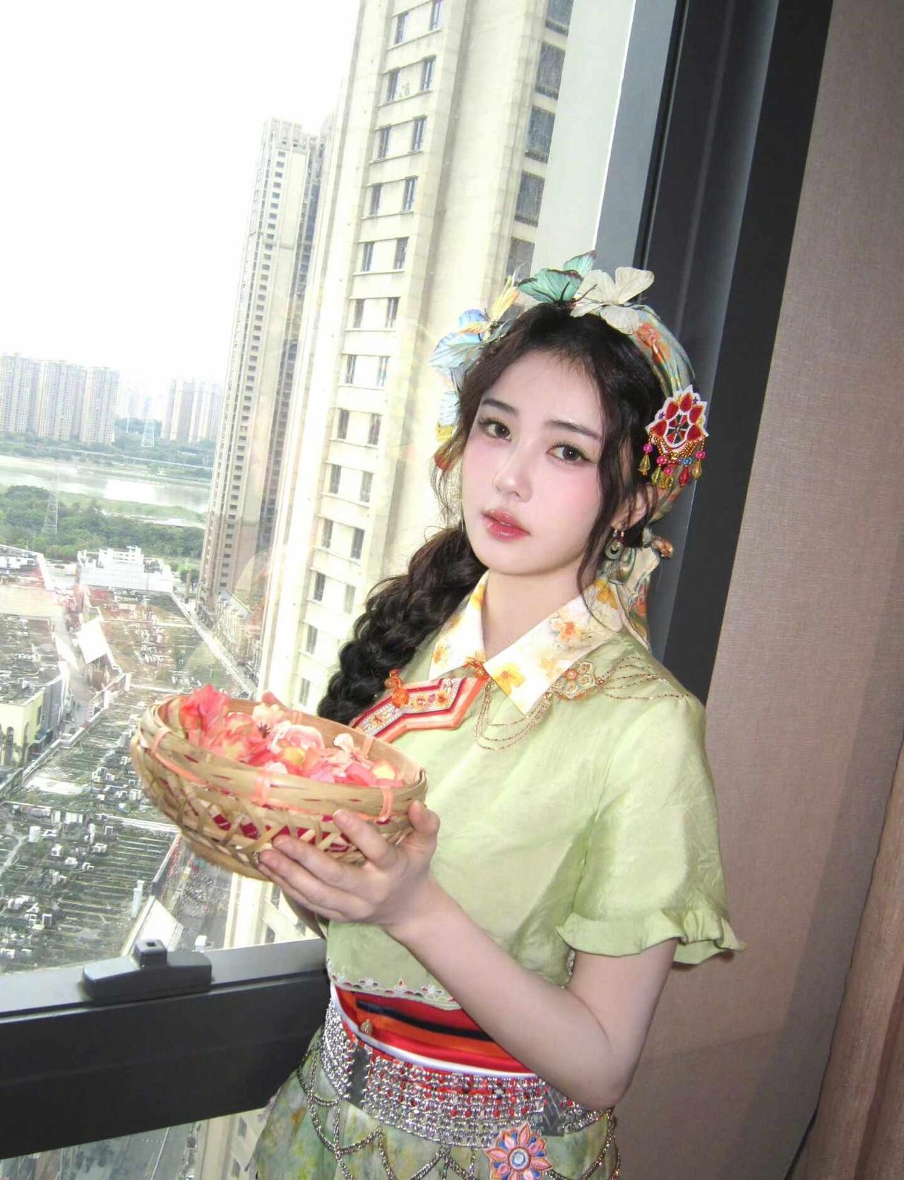 鹿🦌美美哒
白鹿 美美的鹿🦌 白鹿奔跑吧泉州路透造型 花神白鹿 白鹿泉州簪花