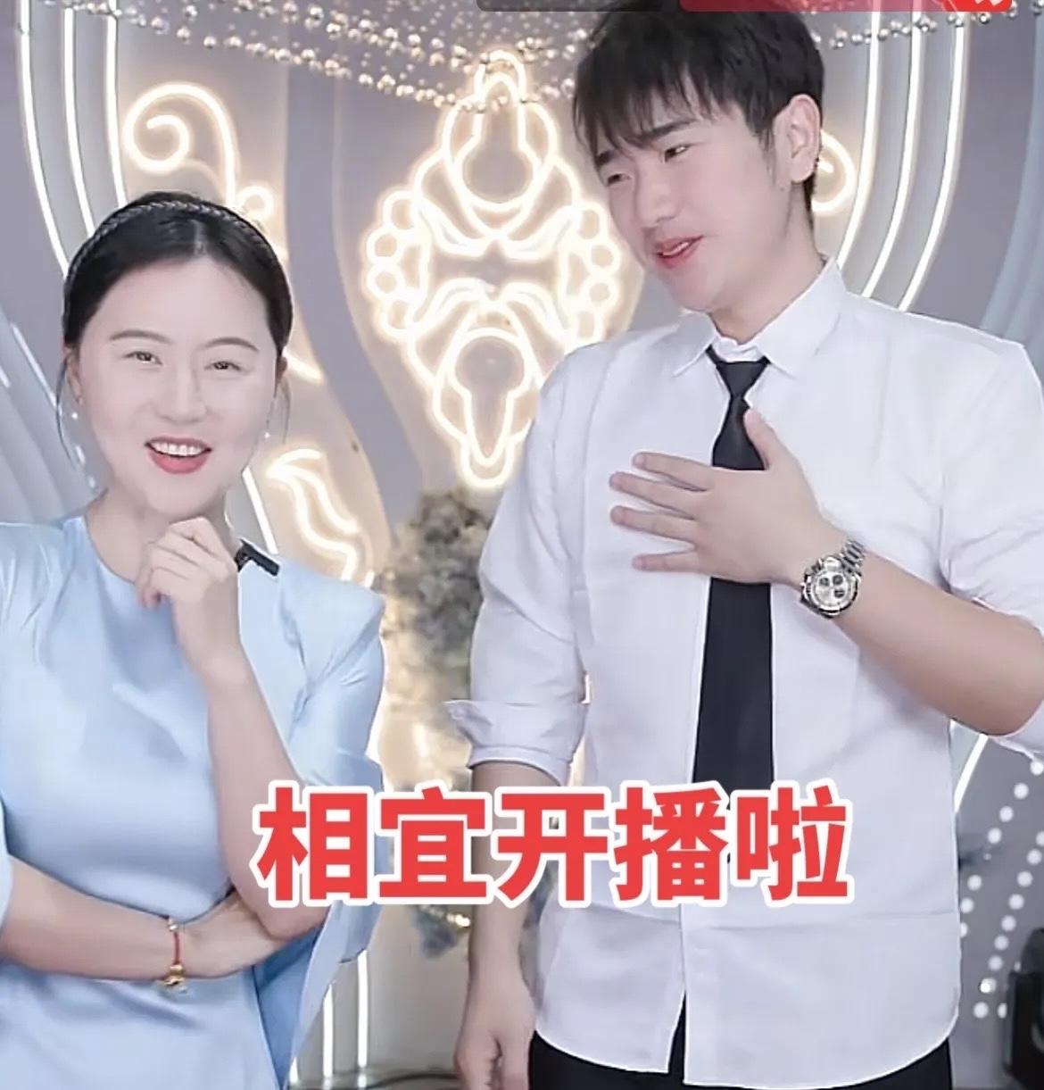 相宜直播突然断了又重开，和大烨一起接着播，两万人在线看。李玉蝉在袁家 村转悠，说