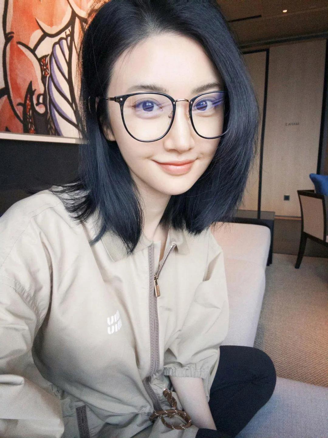 景甜娃娃脸自拍可爱至极，元气满满，状态拉满，太美了。