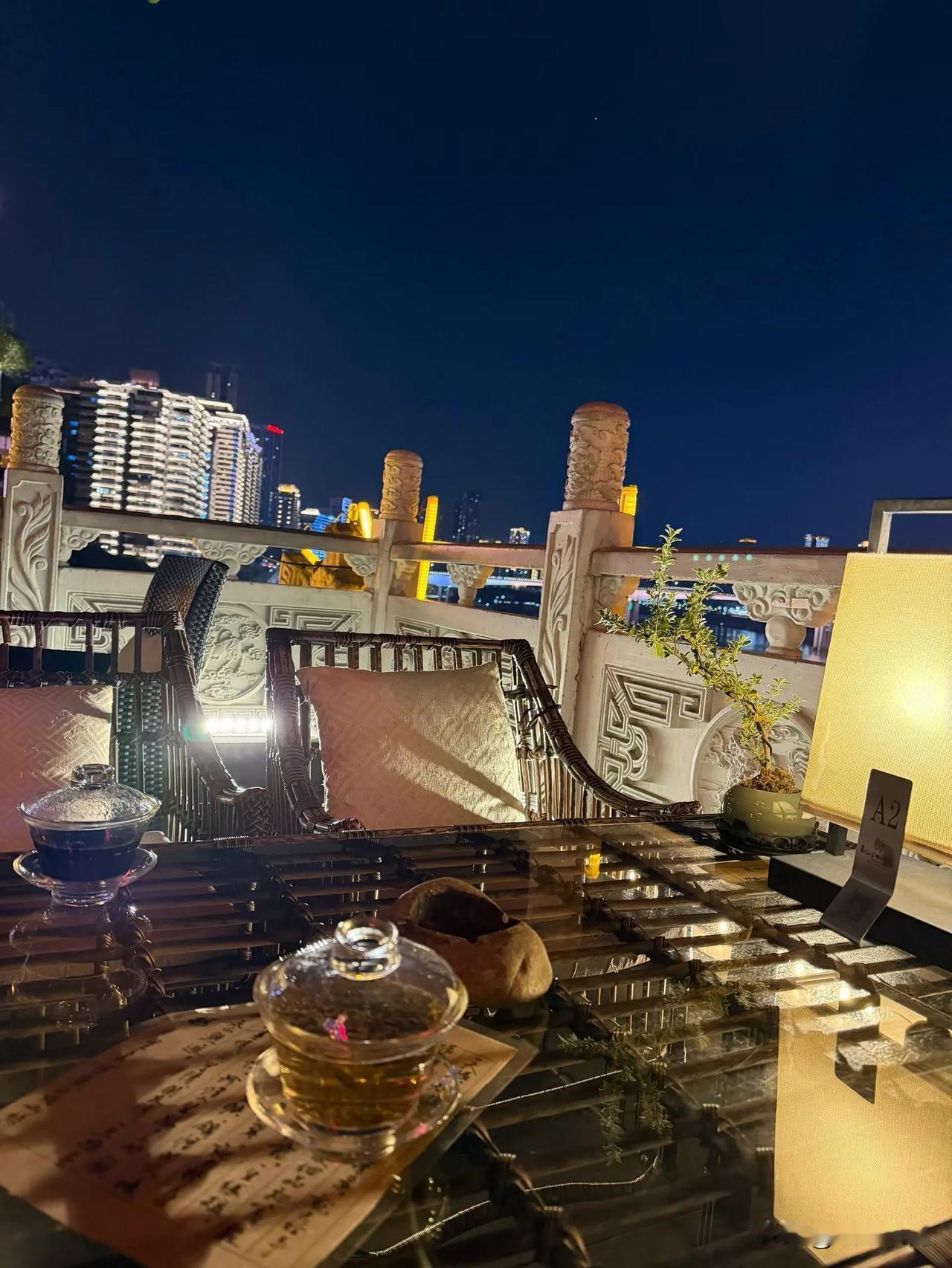 夜景不输长沙！猜猜这是哪个城市？
吹吹风，喝喝茶，看看景，打打卡。