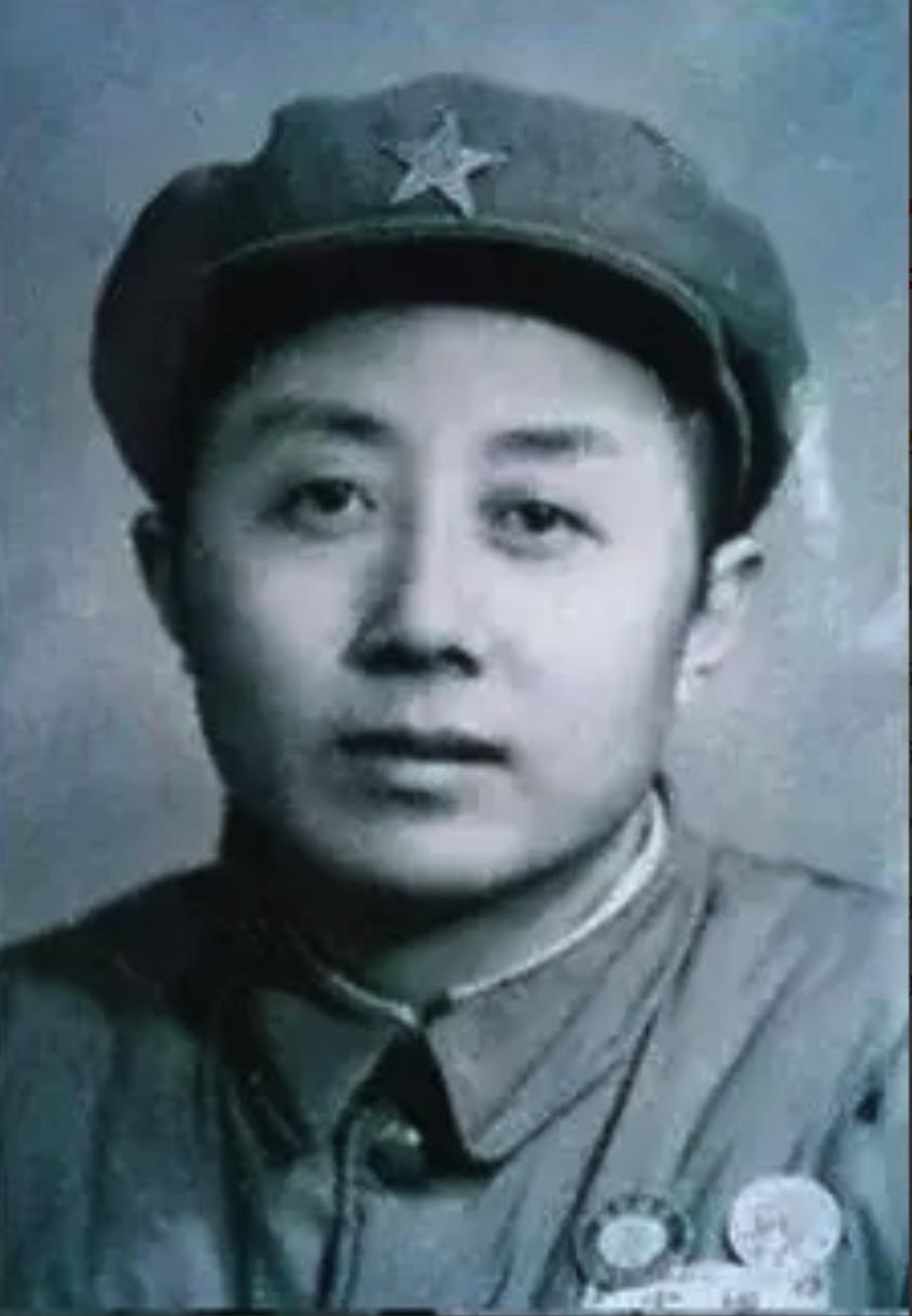 1939年，华北战场，一个中国士兵被日军连刺两刀。

刺刀进了身体，血往外涌。