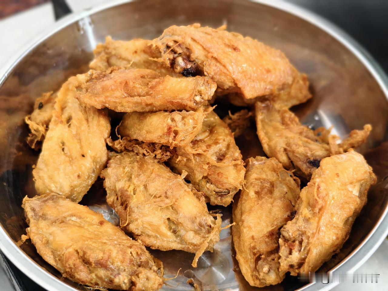 色香味俱全啊
图一估计大部分都知道是什么食物，大家猜对了，这是一盘炸鸡翅[大笑]