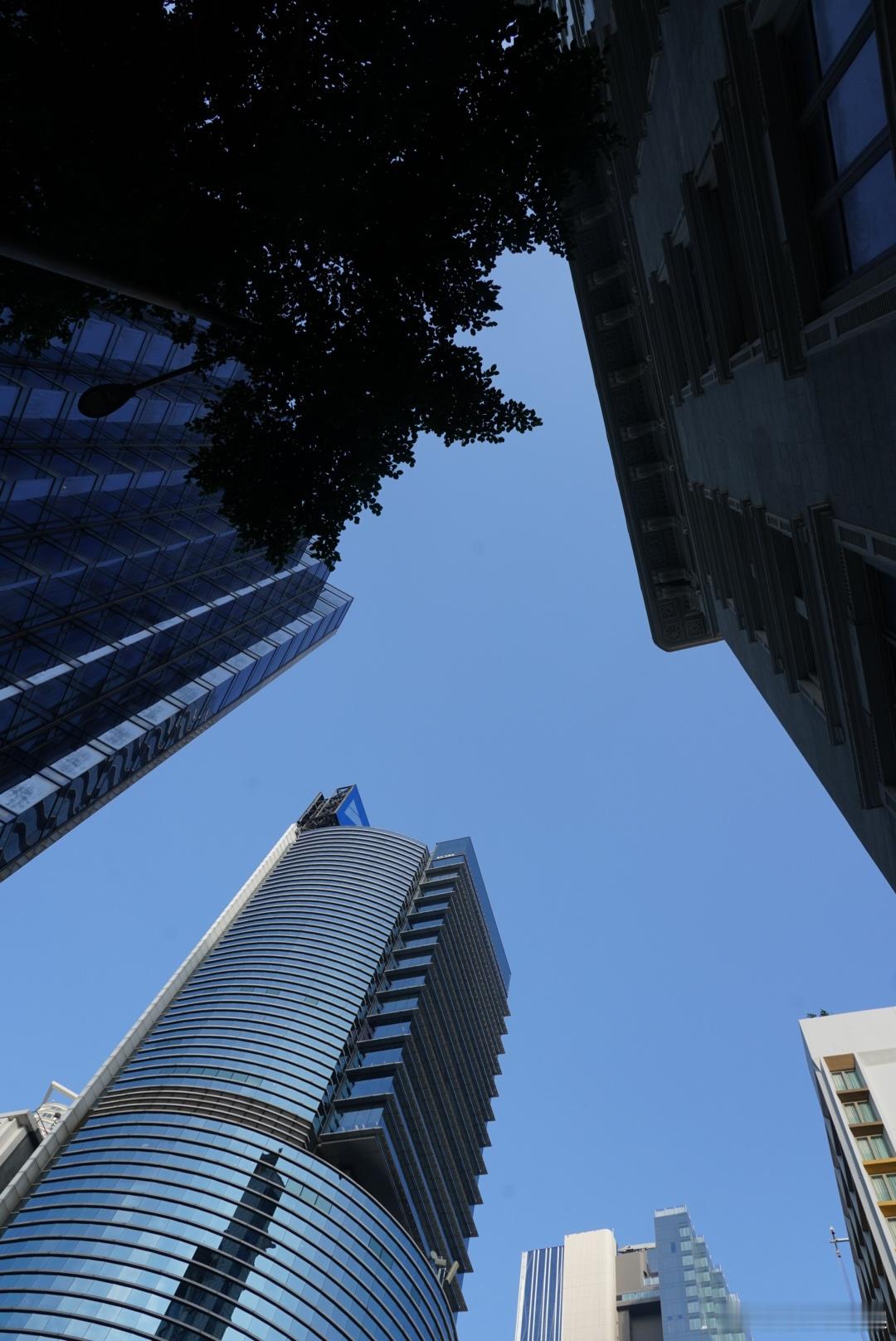 岽游记  香港尖沙咀的得名是来自于当时海岸线的形状，一百多年来多次填海，现今我们