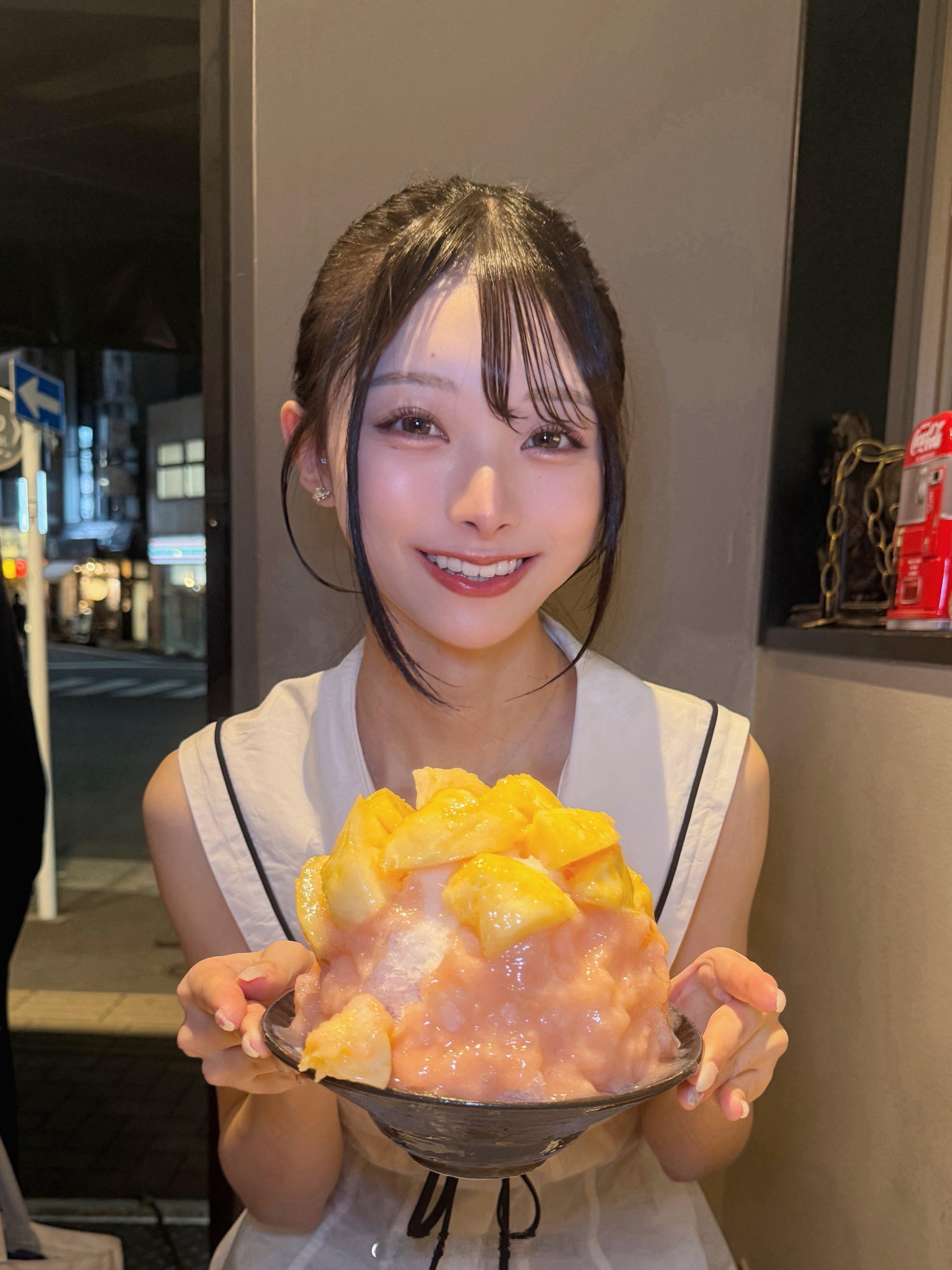 清野咲“今年第一次吃挫冰”（这一块还得是小桃子专业） 