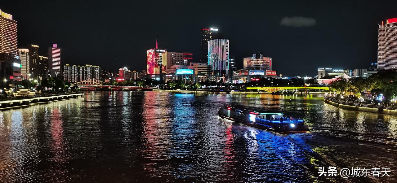 今天在三江口看到宁波城市的游船，有游客但是不多，2026年来宁波旅游的人多吗？宁