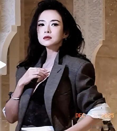 章子怡红毯西装杀！骨相美炸屏，45岁状态逆天封神！

2025年澳门国际电影节红