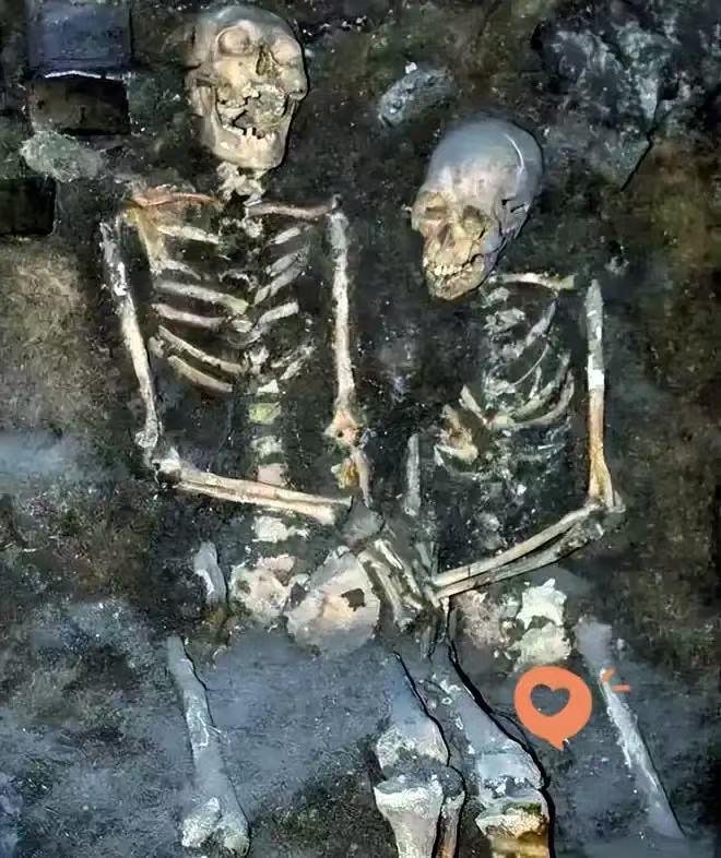 1997年7月，沈阳东华门，工人在施工时，挖掘到两具姿势奇特的遗骸，一男一女，大