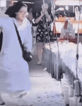 看见这个巨婴，真是又好气又好笑，这就是家里人惯的，说一不二的毛病犯了，家里人惯着