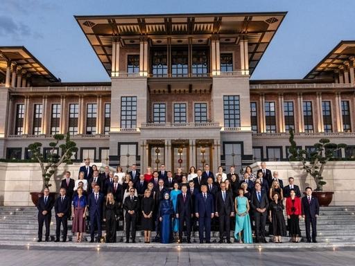冷战产物北约如今麻烦缠身，表面扩张到 32 国，内部裂痕已经难以掩盖。
第一，美
