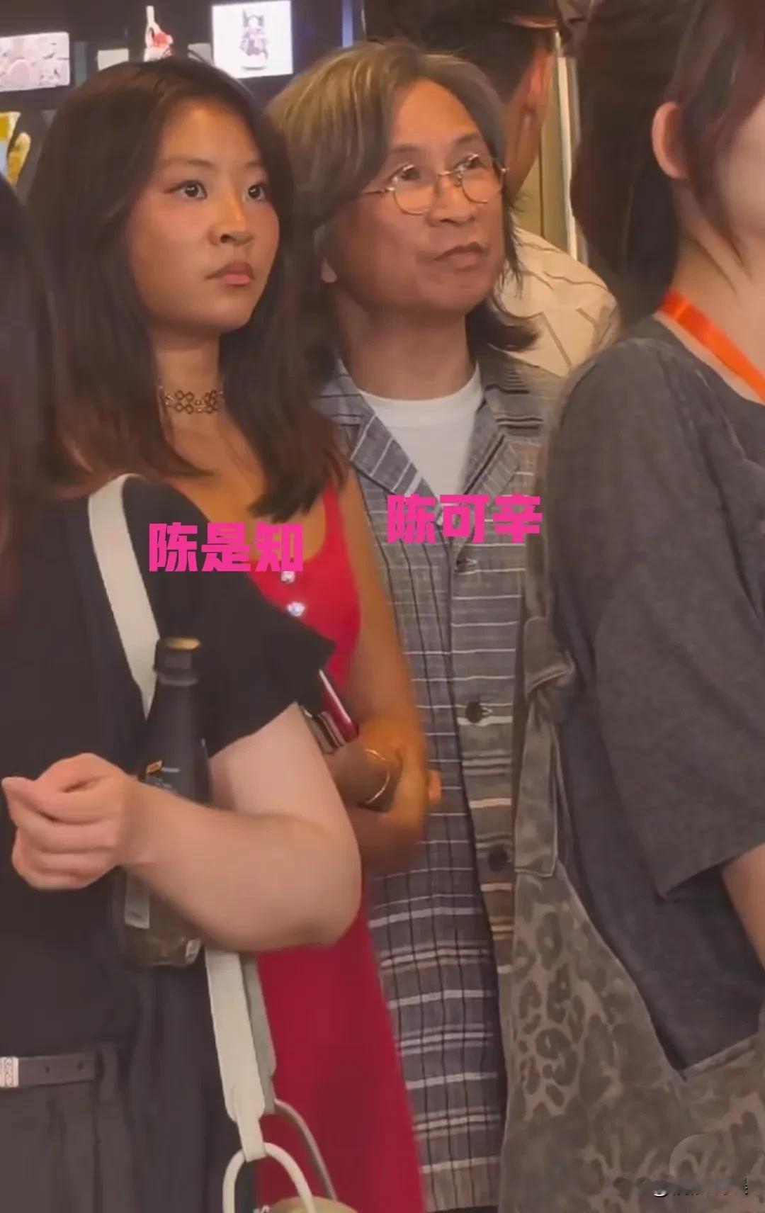 《花儿与少8》发布会，陈可辛带着女儿陈是知罕见出镜，现场支持吴君如。
陈可辛留着