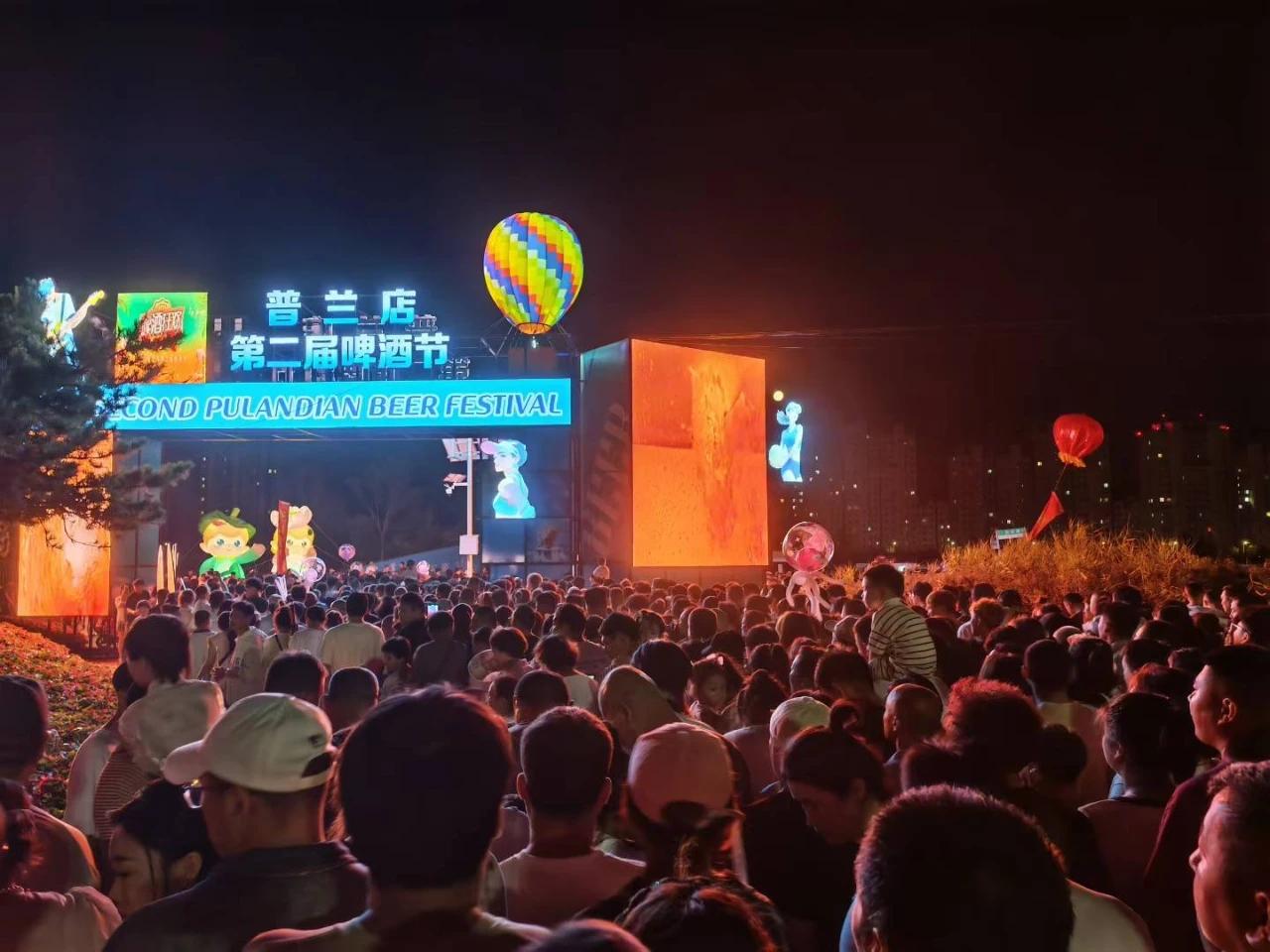 普兰店啤酒节现场，人山人海。普兰店人没见过世面，我瓦房店人就很淡定，从来不凑热闹