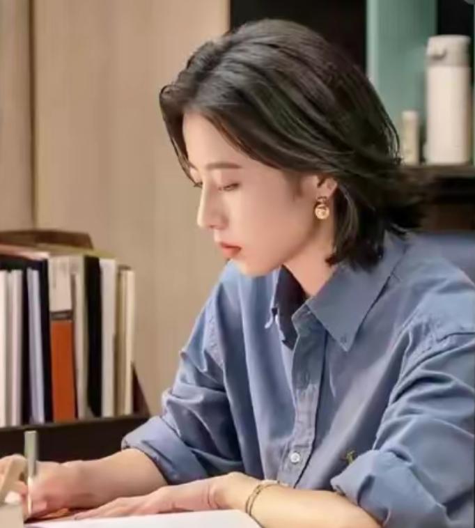 一个奇怪的现象：体制内的男人一旦爬到县处级以上，他们的爱人往往会变得格外低调！