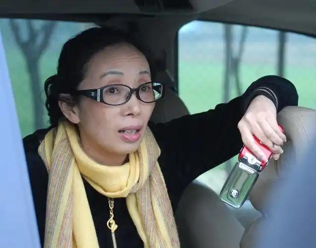 黑龙江女首富戴秀丽，生活奢侈到丈夫都受不了，闹离婚后只拿走100万英镑。


