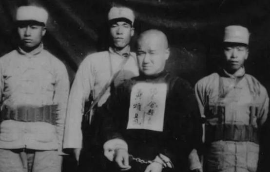 1943年，茌平武工队抓了一个叛徒，但一百多个伪军却紧追不放，武工队长嘿嘿一笑，