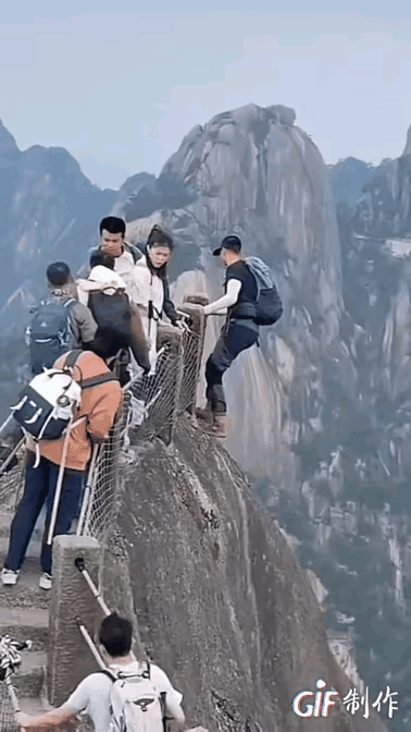 在这么危险的地段，还要做出这样危险的动作，也不知道现在这些游客是怎么想的，有些人