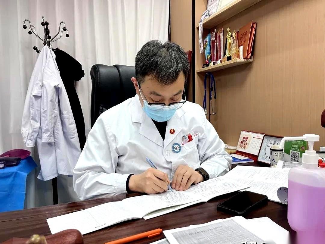 “乙肝病史快50年，85岁，身体还硬朗？”
医院走廊里，刚被医生确诊的男人，腿一