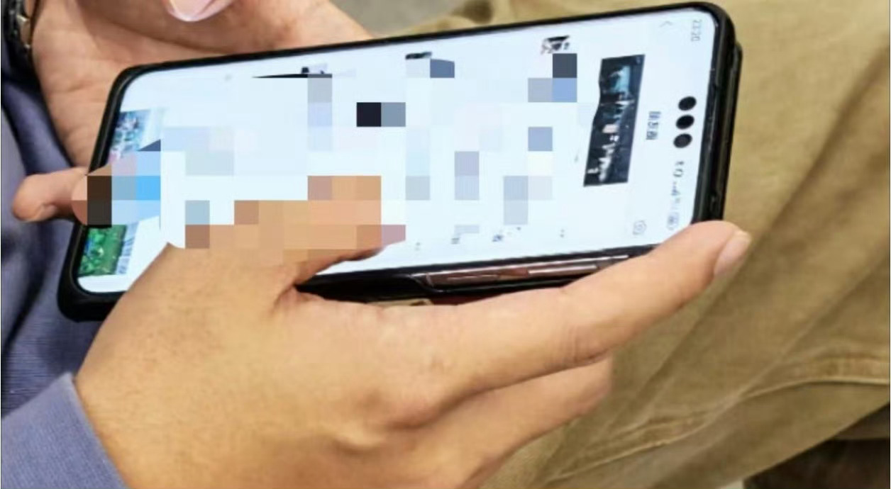 #华为Mate70真机图曝光# 网传真机图，正面居中三挖孔，类似直角+大倒角过渡