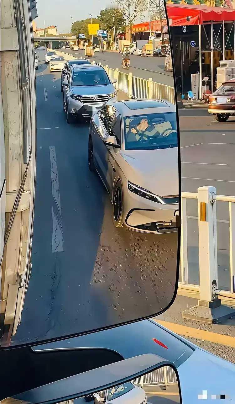 等红灯的功夫，就迫不及待了。
行车还是要注意安全，否则就后悔莫及了。