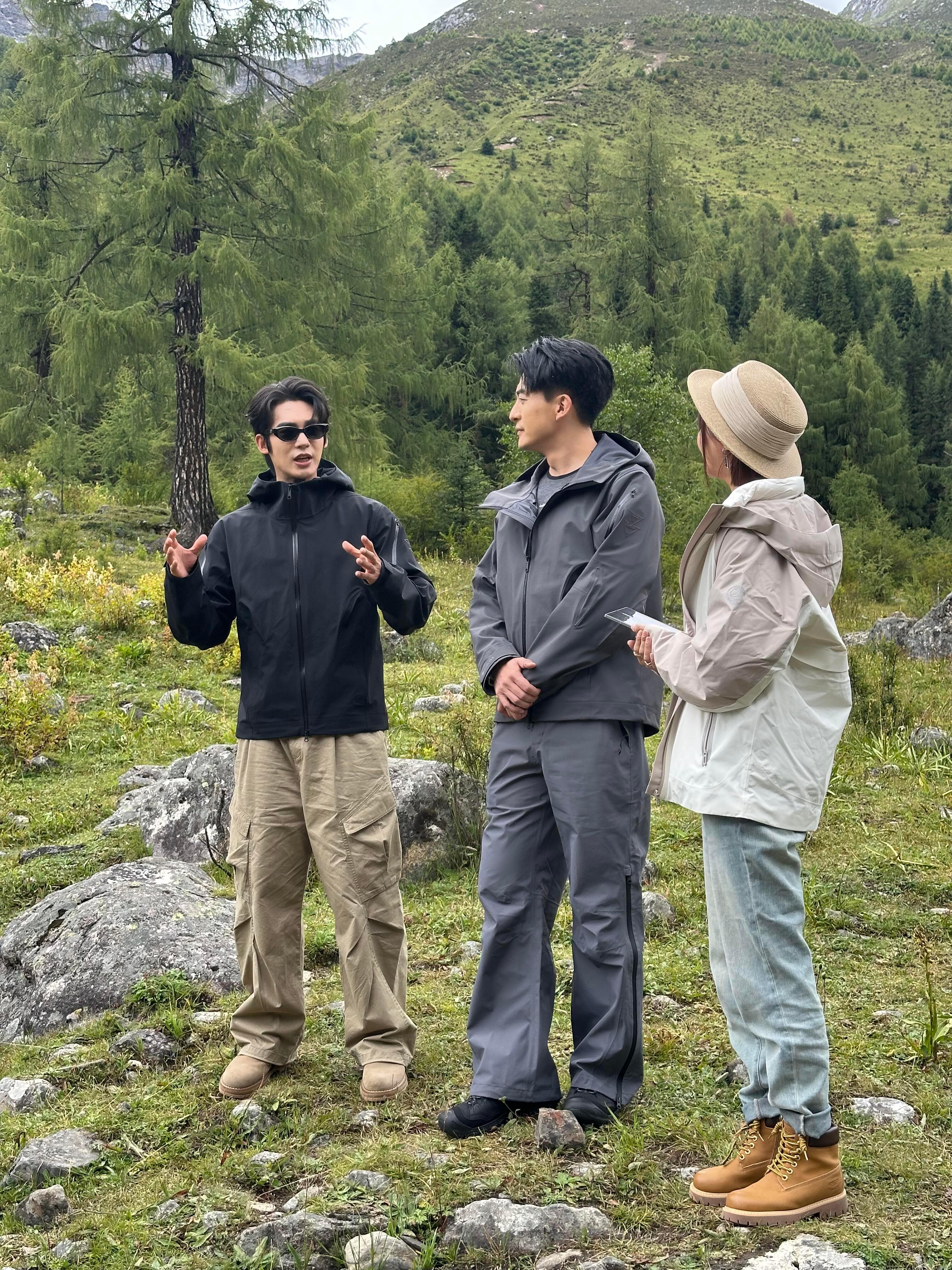 于适户外风穿搭 于适今天户外风穿搭好帅！在四姑娘山拍摄路透[憧憬]于适孙艺洲拍摄