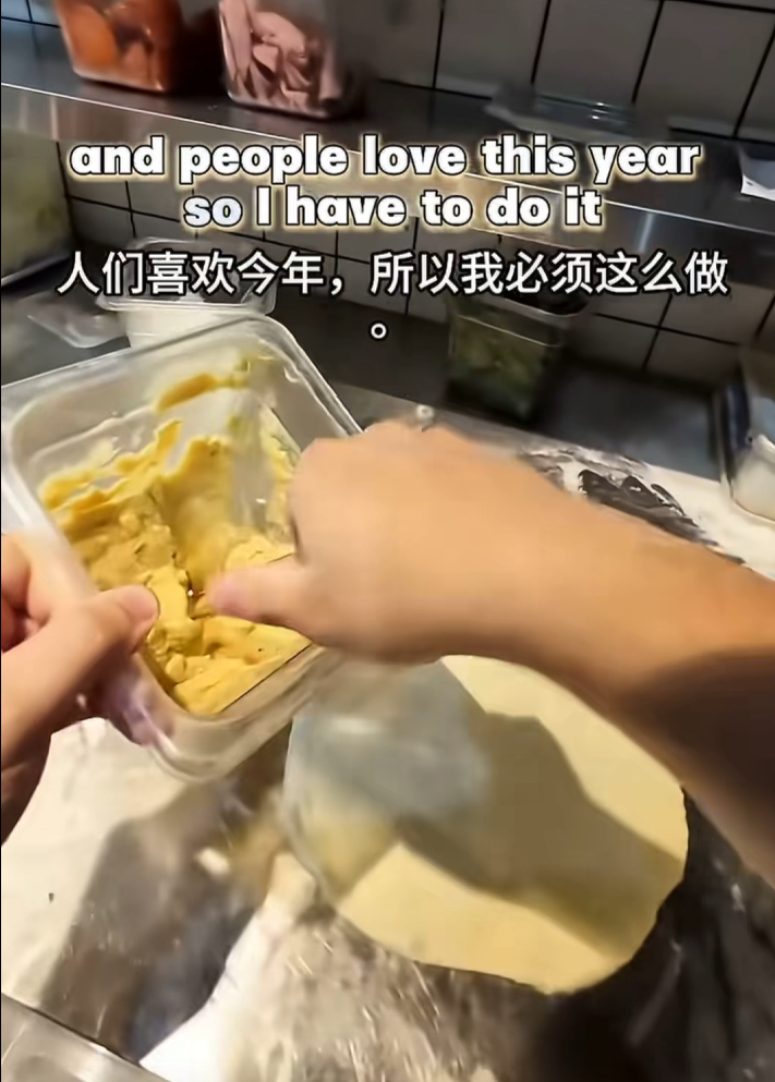 🔻意大利人在中国做榴莲披萨。🔻人在屋檐下。热点现场海外新鲜事